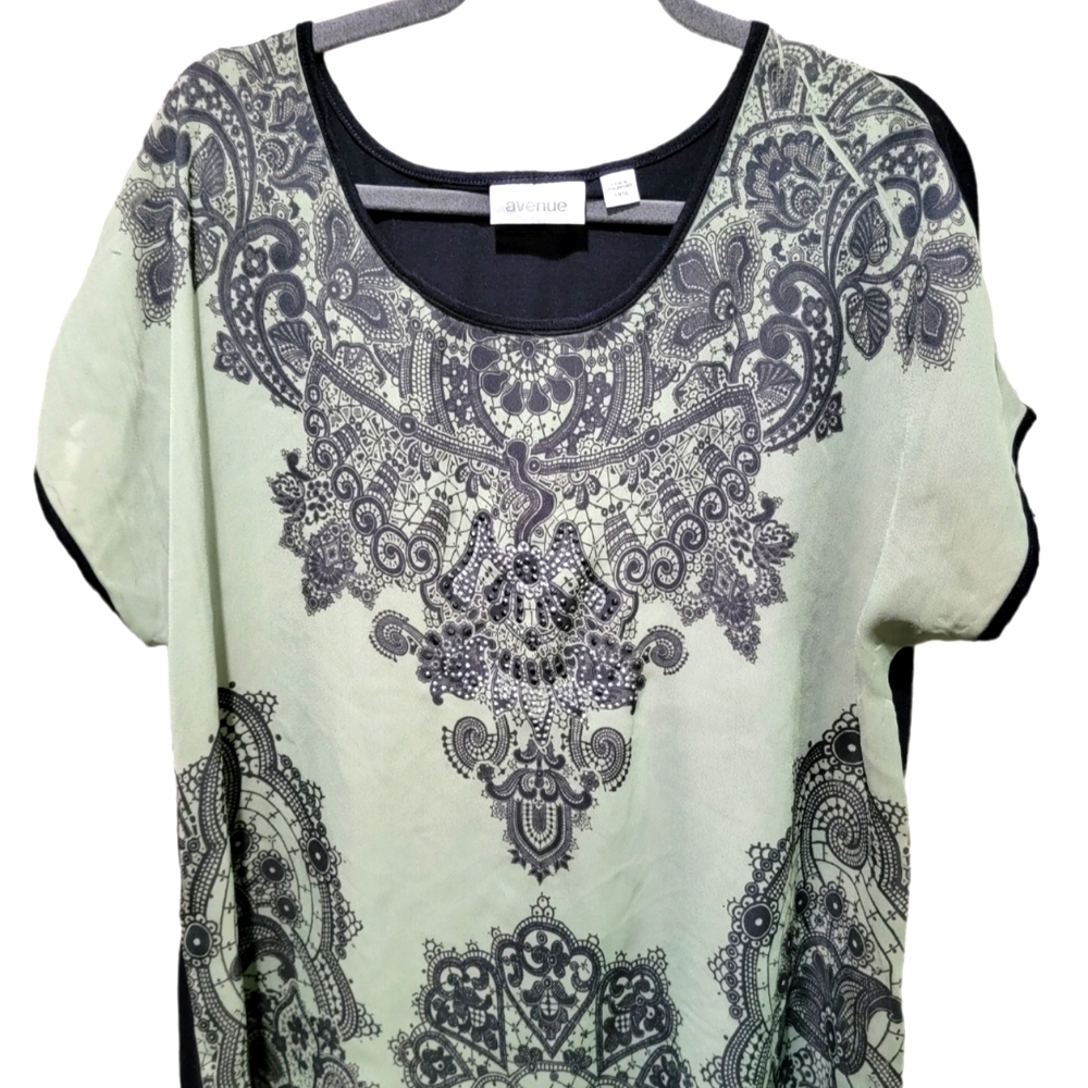 Avenue size 14/16 top green with black lace design on front paisley print
